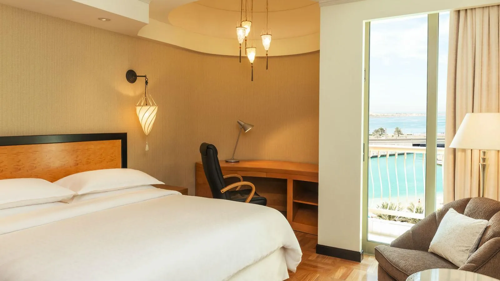 Sheraton Abu Dhabi Hotel & Resort 5*,